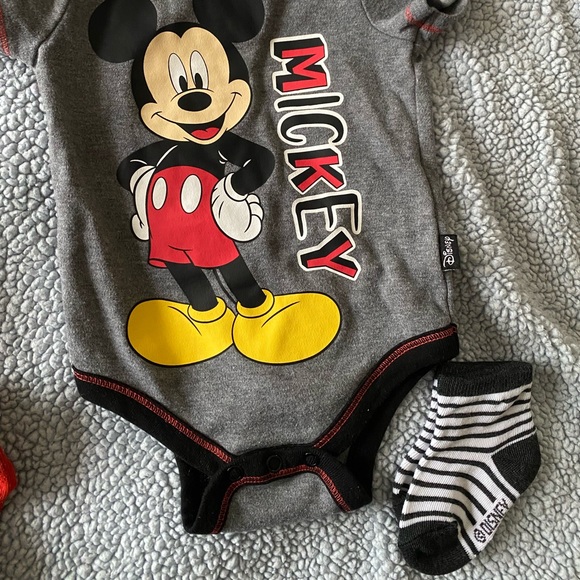 Disney bundle of onesies with matching socks 0-3 months - Picture 3 of 6